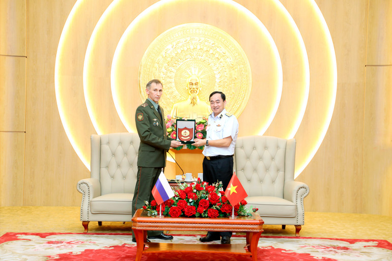 Phó Đô đốc Trần Thanh Nghiêm tặng Đại tá Sergey Vladimirovich Belosludtsev biểu trưng Hải quân nhân dân Việt Nam. tlhaiquan-3.jpg