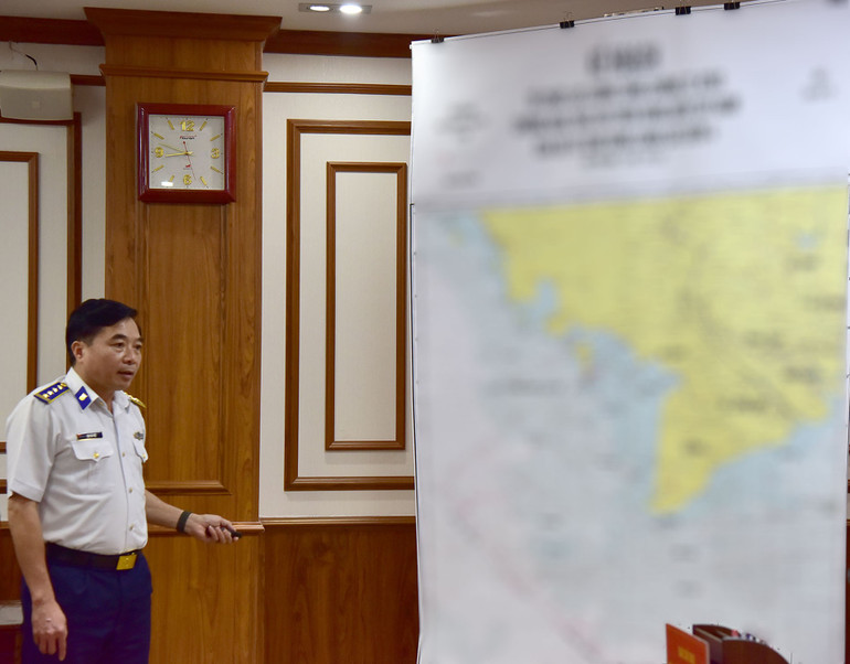 কোস্টগার্ড রিজিয়ন ৪-এর কমান্ডার কর্নেল দাও বা ভিয়েত, কোস্টগার্ড রিজিয়ন ৪ কমান্ডের দক্ষিণ-পশ্চিম সমুদ্রে আইইউইউ মাছ ধরা প্রতিরোধ ও মোকাবেলার জন্য টহল ও নিয়ন্ত্রণ বাহিনী সংগঠিত করার পরিকল্পনার কথা জানিয়েছেন। 5-191.jpg