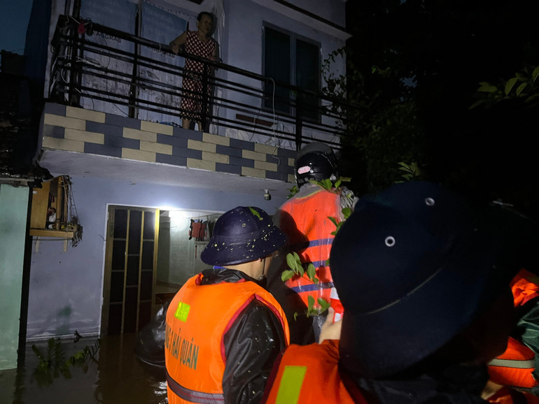 Bộ đội Hải quân cùng lực lượng vũ trang địa phương chuyển lương thực, nước ngọt đến tay từng hộ dân z7171104240025-8c6be4b1f285f03cbede5e70d9bac5ad.jpg