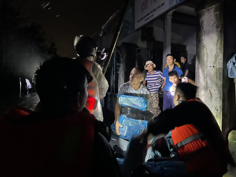 Bộ đội Hải quân cùng lực lượng vũ trang địa phương chuyển lương thực, nước ngọt đến tay từng hộ dân. z7171103743190-cb625d2fc921eb8f36509c20b5af63ab.jpg