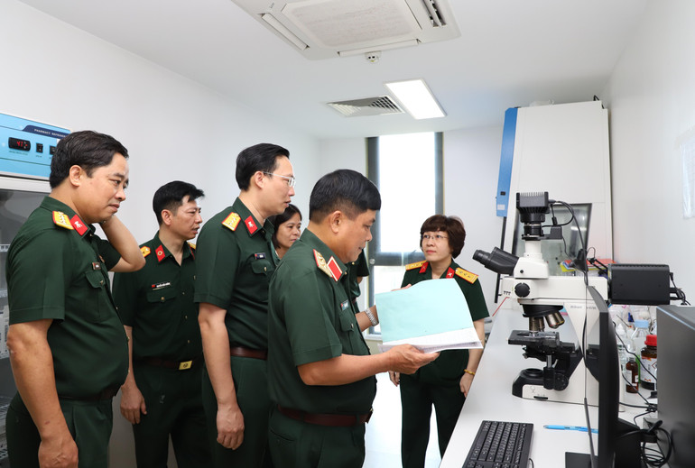 Đoàn công tác kiểm tra sổ sách của các khoa chuyên môn. z6979760526641-ba9c7b96133ebdc39e4fa78736ad8dcb.jpg