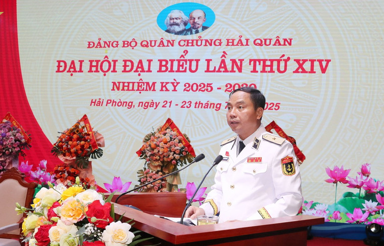 Chuẩn Đô đốc Nguyễn Văn Bách, Phó Tư lệnh, Tham mưu trưởng Quân chủng Hải quân, hướng dẫn các đoàn đại biểu sinh hoạt. z6826967035038-3bd5bf9c749383f68249153dec4d72b6.jpg