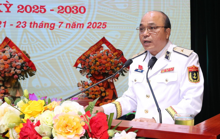 Chuẩn Đô đốc Đỗ Văn Yên, Phó Chính ủy Quân chủng Hải quân, trình bày dự thảo Báo cáo chính trị của Quân ủy Trung ương trình Đại hội đại biểu Đảng bộ Quân đội lần thứ XII. z6826967223480-6a96e2f03af7497c7a700f236a538501.jpg