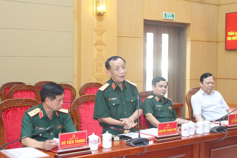 Các đồng chí nguyên Ủy viên Ban Thường vụ-Thủ trưởng Bộ Tư lệnh Quân khu 5 qua các thời kỳ đóng góp ý kiến. z6825709085781-ca6a0acd7b07e3684d12c855fc875d25.jpg