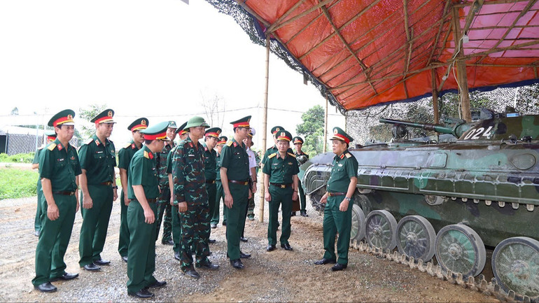 Đoàn kiểm tra kiểm tra trang thiết bị. img-1751023414145-1751025054243-1833.jpg