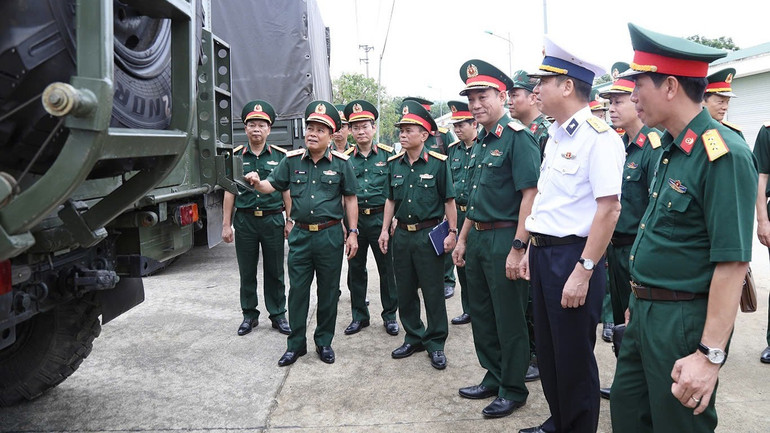 Đoàn kiểm tra yêu cầu thường xuyên kiểm tra tình trạng các xe, máy bảo đảm tình trạng tốt nhất cho phương tiện. img-20250627-185057-2029.jpg