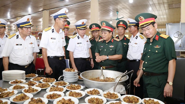 Đoàn kiểm tra kiểm tra bếp ăn. img-1751023414152-1751025055151-1480.jpg