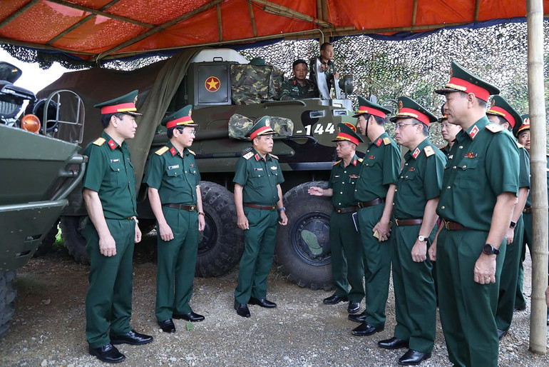 Trung tướng Trần Minh Đức kiểm tra công tác bảo đảm hậu cần và tình trạng kỹ thuật các phương tiện phục vụ diễu binh, diễu hành (nhiệm vụ A80). (Ảnh: QUỲNH HƯƠNG) img-1754929876677-1754930358552.jpg