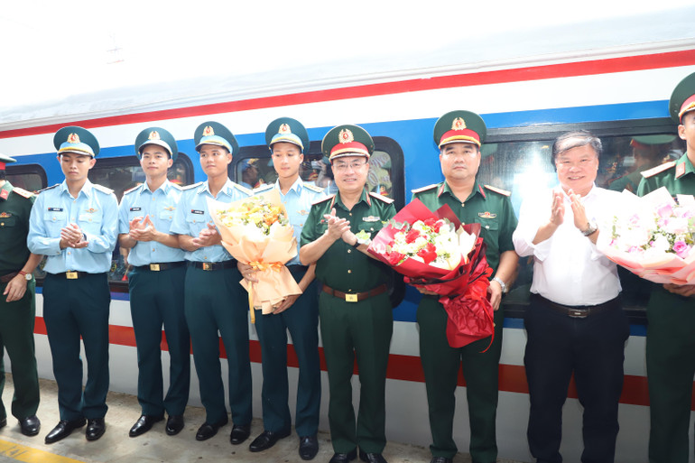 Thiếu tướng Nguyễn Quế Lâm, Cục trưởng Cục Xe máy–Vận tải tặng hoa cho đại diện các đơn vị trước khi lên tàu về đơn vị. 3.jpg