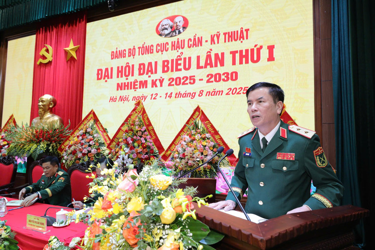 Trung tướng Đỗ Văn Thiện, Bí thư Đảng ủy, Chính ủy Tổng cục Hậu cần-Kỹ thuật phát biểu tại đại hội. z6899782629562-f8d0508d49d99f43edd205e952806524.jpg