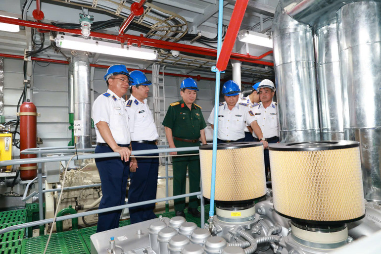 Hội đồng nghiệm thu kiểm tra, khảo sát thực tế tại khoang máy tàu CSB 4040. z6898374964069-227c2c3b261a4092e31d5137fef6b674.jpg