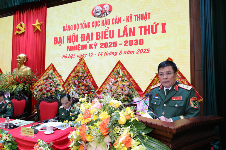 Trung tướng Trần Minh Đức, Phó Bí thư Đảng ủy, Chủ nhiệm Tổng cục Hậu cần–Kỹ thuật trình bày dự thảo Báo cáo Chính trị của Quân ủy Trung ương trình Đại hội đại biểu Đảng bộ Quân đội lần thứ XII. z6899783033265-d9cfe560d94219a42ea0d9e52b041424.jpg