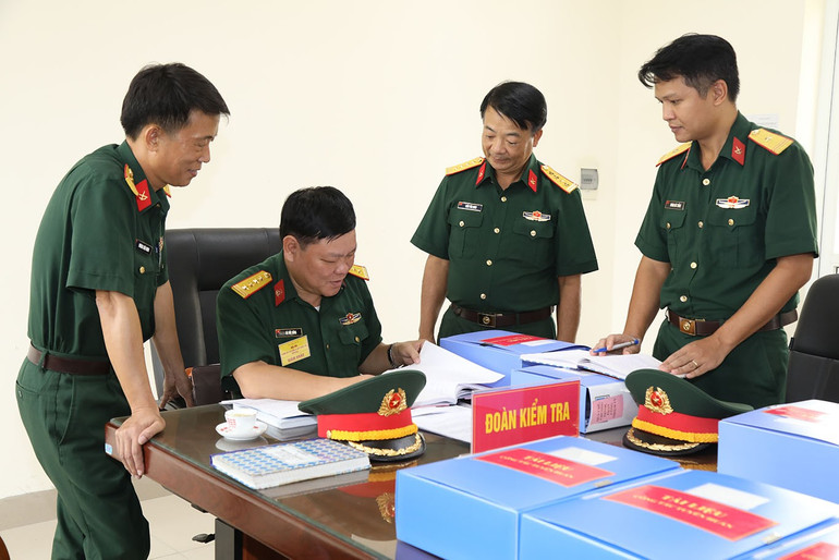 Ban Giám khảo chấm thi sổ sách nhiệm vụ hành chính các ngành. a5.jpg