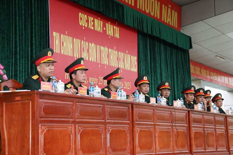 Ban Giám khảo chấm các nội dung thi chính quy của Lữ đoàn 649. a1.jpg