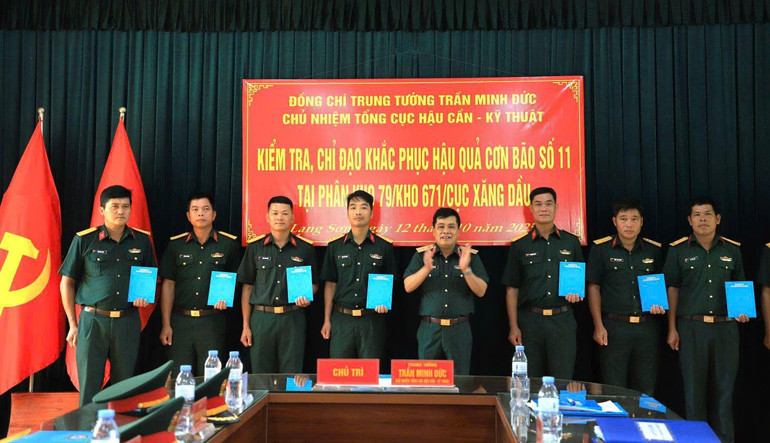 Entrega de regalos a familias militares afectadas por tormentas e inundaciones. z7108072410822-44e5c5634c1e4ab3f7698dabc296666d.jpg