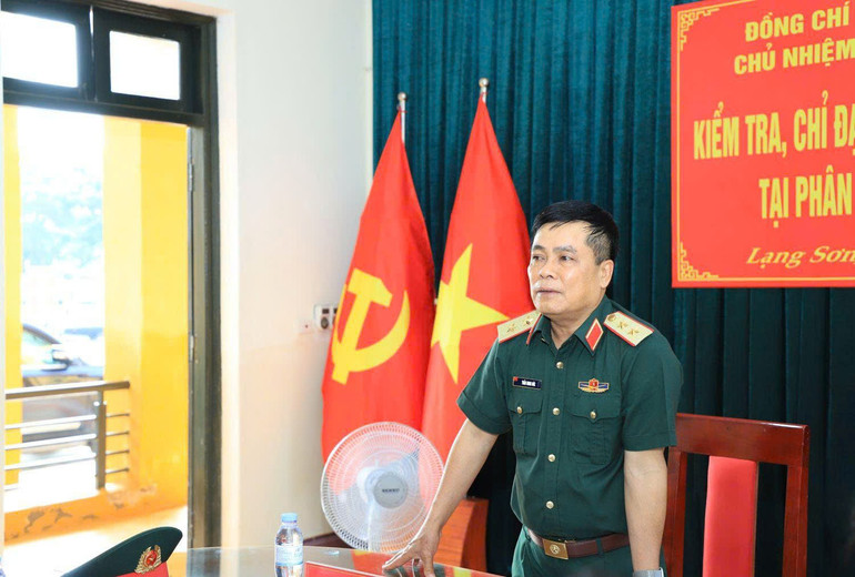 El teniente general Tran Minh Duc, director del Departamento General de Logística y Tecnología, dirigió los trabajos para superar las consecuencias de la tormenta Nº 11 en el almacén 79. z7108072381026-add23be318da7993fce9af0f42bea0cf.jpg