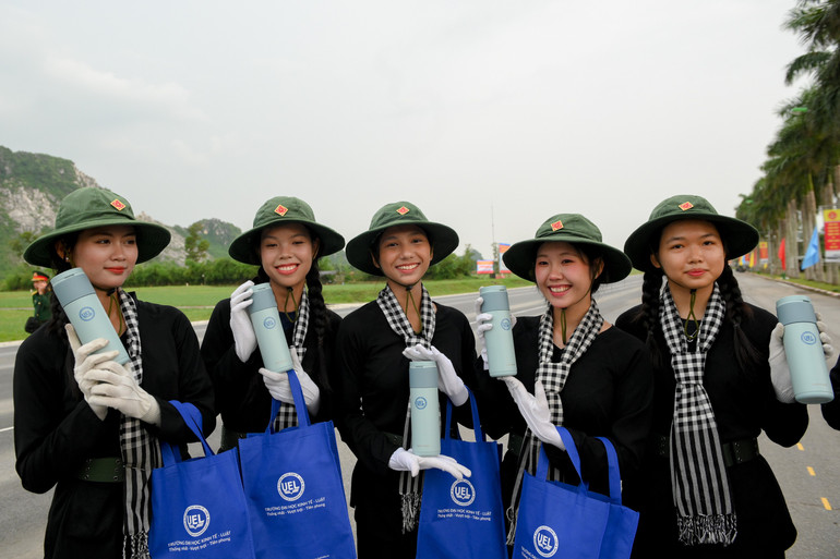 Những món quà nhỏ động viên tinh thần cho các sinh viên. a80-dh-quoc-gia-6098.jpg
