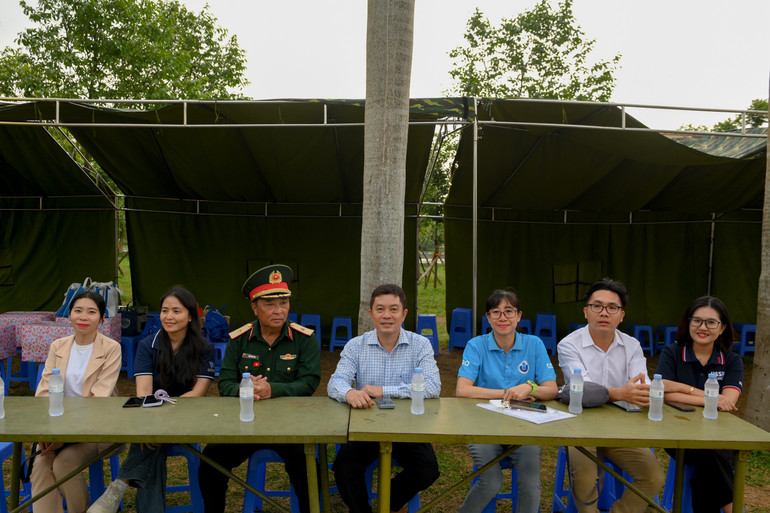 Đoàn công tác Đại học Quốc gia Thành phố Hồ Chí Minh thăm động viên các sinh viên tham gia A80. a80-dh-quoc-gia-5158.jpg