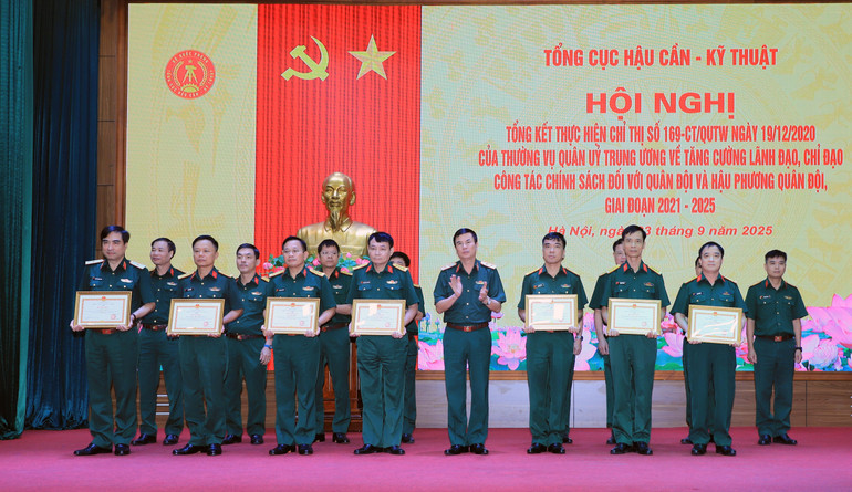 The Head of the General Department of Logistics and Engineering awarded awards to collectives with outstanding achievements in implementing policy work for the army and military rear in the 2021-2025 period. z7040683704372-f14385ad356ff44dac0676dc92ca7014.jpg