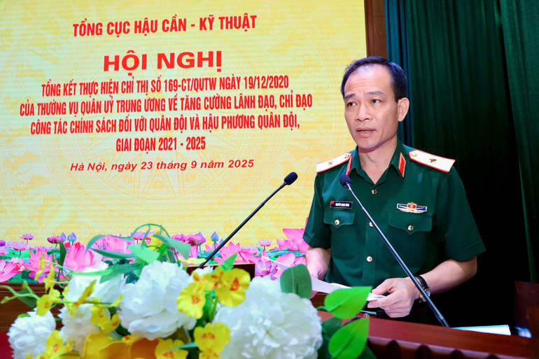 Major General Nguyen Manh Hung, Chief of Political Affairs of the General Department of Logistics and Engineering, reported a summary of the implementation results of Directive No. 169-CT/QUTW. z7040529280896-031bd995abf417d1986c891c48dff4d1.jpg