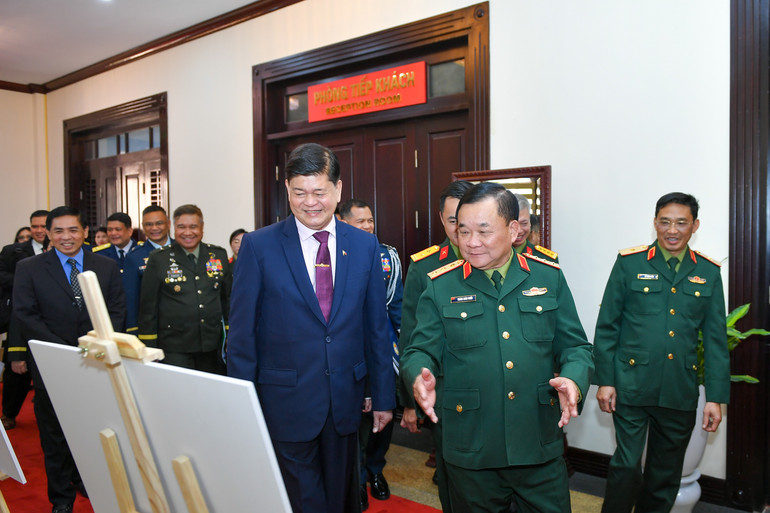 Ο Ανώτερος Αντιστράτηγος Hoang Xuan Chien παρουσίασε στον κ. Irineo C.Espino εικόνες από τη συνεργασία μεταξύ των δύο χωρών. doi-thoai-vn-philip-1550.jpg