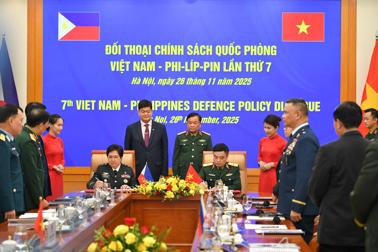 Ο Ανώτερος Αντιστράτηγος Hoang Xuan Chien και ο κ. Irineo C. Espino, Υφυπουργός Εθνικής Άμυνας των Φιλιππίνων, παρευρέθηκαν στην τελετή υπογραφής του μνημονίου συνεργασίας μεταξύ της στρατιωτικής ιατρικής των δύο χωρών. doi-thoai-vn-philip-1728.jpg