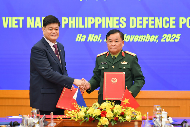 Ο Ανώτερος Αντιστράτηγος Hoang Xuan Chien, Υφυπουργός Εθνικής Άμυνας του Βιετνάμ και ο κ. Irineo C. Espino, Υφυπουργός Εθνικής Άμυνας των Φιλιππίνων, υπέγραψαν τα πρακτικά του διαλόγου. doi-thoai-vn-philip-1705.jpg