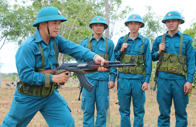 Lực lượng dân quân tự vệ trên địa bàn luôn được huấn luyện kỹ, chặt chẽ về bản lĩnh chính trị và kỹ năng nghiệp vụ z6916107433333-13bdbb7549e4a6c5ed48bbcd047a8eac.jpg