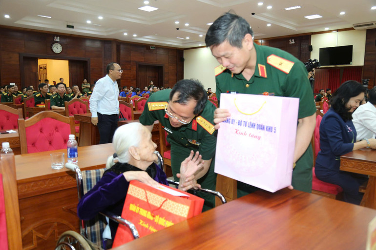 Thời gian qua, công tác đến ơn, đáp nghĩa luôn được Thường vụ Đảng ủy, Bộ Tư lệnh Quân khu 5 quan tâm lãnh đạo, chỉ đạo chặt chẽ, nhất là quan tâm chăm lo đối tượng người có công, gia đình chính sách bằng nhiều việc làm, hành động thiết thực. z6916106773088-7e5d91b65c3fb6a0221c7bad36d53699.jpg