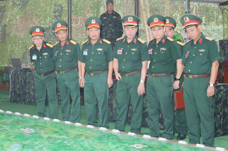 Thiếu tướng Lê Ngọc Hải, Tư lệnh Quân khu 5 chỉ đạo diễn tập “ĐV-25” tại Sư đoàn 315. z6916095752118-723f4f0cf13bc0e6860d179d5857c8a8.jpg
