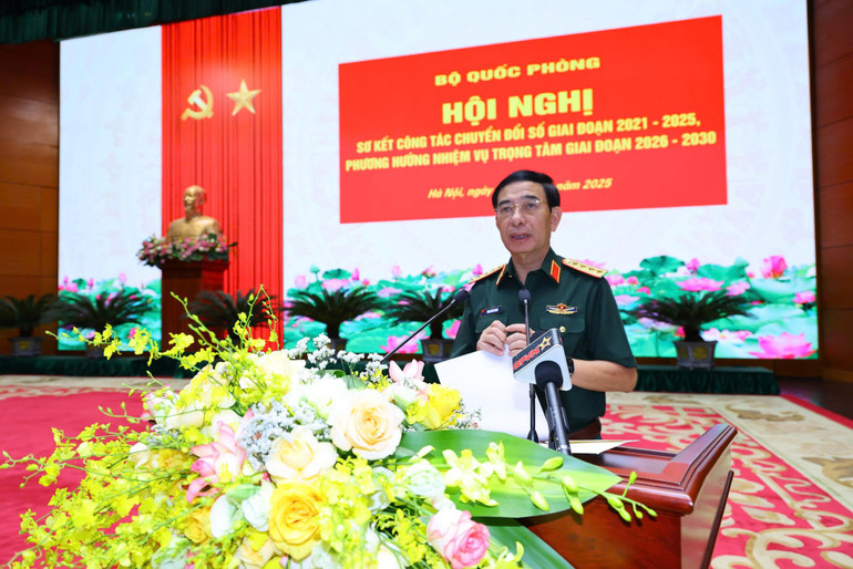 នាយឧត្តមសេនីយ៍ Phan Van Giang សមាជិកការិយាល័យនយោបាយ អនុលេខាគណៈកម្មាធិការយោធាមជ្ឈិម រដ្ឋមន្ត្រីក្រសួងការពារជាតិ បានមានប្រសាសន៍ក្នុងសន្និសីទ។ z7038369256492-6345cec2701cbb6f9f4054009bd6ffba.jpg