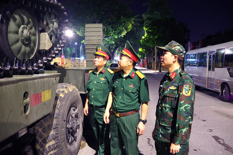 Đại tá Huỳnh Văn Đông, Phó Cục trưởng Kỹ thuật quân, binh chủng kiểm tra tình trạng phương tiện trước khi vận chuyển. imgp2381.jpg