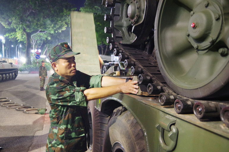Tiến hành cố định, chằng, chèn chắc chắn trang bị kỹ thuật trên xe chở tăng KZKT. imgp2349.jpg