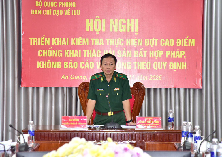 বর্ডার গার্ডের ডেপুটি কমান্ডার এবং চিফ অফ স্টাফ মেজর জেনারেল হোয়াং হু চিয়েন সভায় বক্তব্য রাখেন। 2-5140.jpg