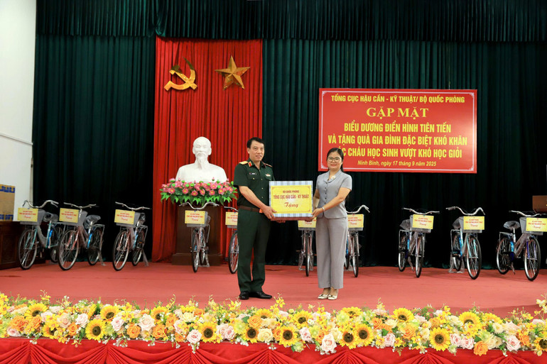 Thiếu tướng Vũ Văn Cường, Phó Chính ủy Tổng cục Hậu cần-Kỹ thuật, tặng quà cho cấp ủy chính quyền địa phương xã Phú Sơn. z7022457754407-9c9914f4e2c0c0b0c4757cfb267f487f.jpg