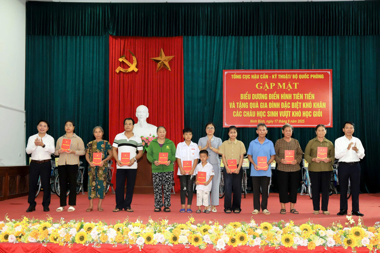 Cấp ủy, chính quyền địa phương tặng quà cho các đối tượng chính sách và các cháu có hoàn cảnh khó khăn. z7022457792200-08daf1ea532736aa6dba7f1b933f0145.jpg