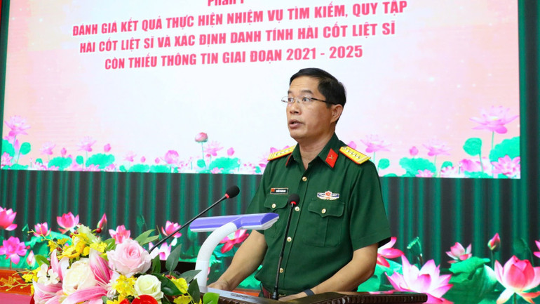 Đại tá Nguyễn Thanh Nam, Phó Chủ nhiệm Chính trị Quân khu 5, Phó Trưởng Ban Chỉ đạo 515 Quân khu 5 báo cáo kết quả thực hiện nhiệm vụ tìm kiếm, quy tập và xác định danh tính hài cốt liệt sĩ còn thiếu thông tin giai đoạn 2021-2025. img-1753770866900-1753774758797-8597.jpg