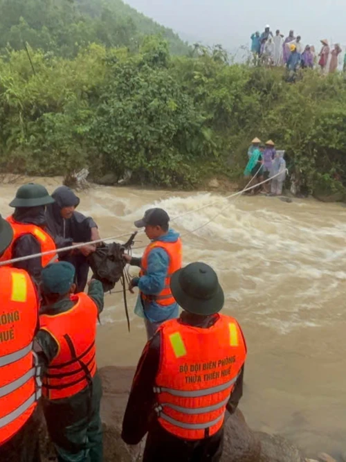 Cán bộ chiến sĩ đồn biên phòng chuyển thực phẩm cho người dân bị chia cắt.