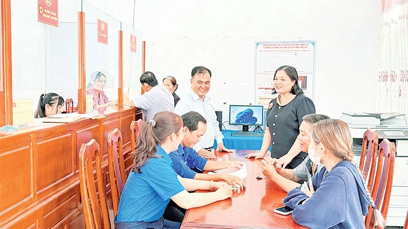 Đoàn viên, thanh niên hỗ trợ người dân thực hiện thủ tục hành chính tại Trung tâm phục vụ hành chính công xã Nhơn Phú, tỉnh Vĩnh Long. (Ảnh: BÁ DŨNG)