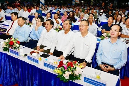 Lãnh đạo Ủy ban nhân dân Phường Duyên Hải, tỉnh Vĩnh Long và Công ty Nhiệt điện Duyên Hải trao học bổng cho đại diện học sinh-sinh viên vượt khó học giỏi trên địa bàn. 