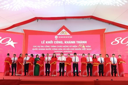 Các đại biểu thực hiện nghi thức khánh thành công trình Trạm biến áp 500kV Vĩnh Yên và đường dây đấu nối. (Ảnh: LÊ CHI)