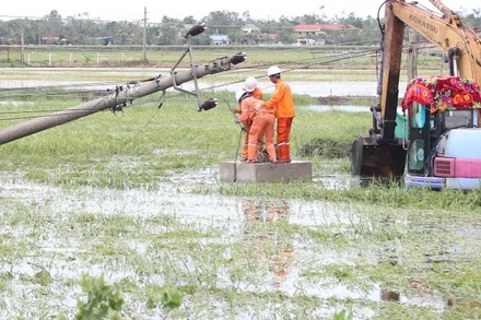Công nhân ngành Điện khắc phục sự cố bão số 5. (Ảnh: EVN)