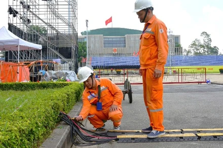 EVNHANOI kiểm tra tình trạng vận hành hệ thống điện tại Quảng trường Ba Đình. (Ảnh: EVNHANOI)