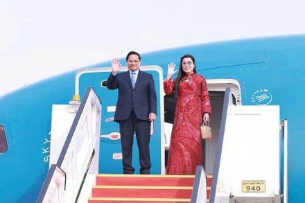 Thủ tướng Phạm Minh Chính và Phu nhân bắt đầu chuyến thăm chính thức Nhà nước Kuwait. (Ảnh: TTXVN)