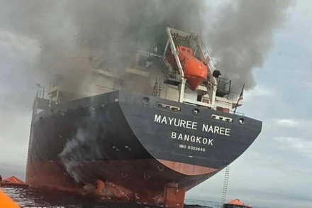 Tàu chở hàng Mayuree Naree treo cờ Thái Lan bị tấn công và bốc cháy tại eo biển Hormuz ngày 11/3/2026. (Ảnh: THX/TTXVN).