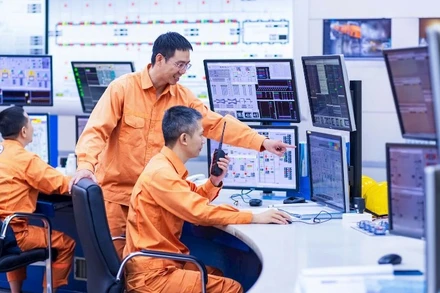 Lực lượng vận hành tập trung cao độ để đảm bảo sản xuất. (Ảnh: EVNGENCO1)