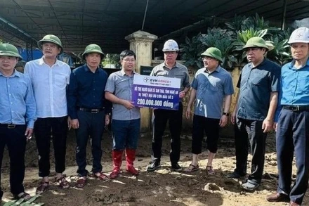 Đại diện lãnh đạo EVNGENCO1 trao quà hỗ trợ người dân các xã chịu ảnh hưởng mưa lũ tại xã Tam Thái, tỉnh Nghệ An. (Ảnh: EVNGENCO1)