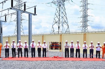 Các đại biểu thực hiện nghi thức gắn biển công trình “04 xuất tuyến 110kV sau trạm biến áp 220kV Phú Bình 2” – công trình tiêu biểu chào mừng Đại hội Đảng bộ EVN lần thứ IV, nhiệm kỳ 2025–2030. (Ảnh: EVNNPC)