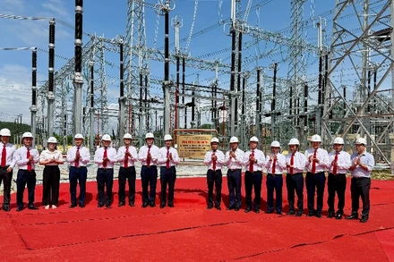 Lãnh đạo Đảng ủy EVN, EVNNPT cùng các đơn vị liên quan thực hiện nghi thức gắn biển công trình. (Ảnh: LÊ CHI)