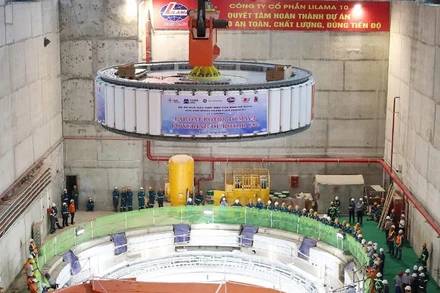 Lắp đặt thành công rotor tổ máy số 2-Dự án thủy điện Hòa Bình mở rộng. (Ảnh: LÊ CHI)